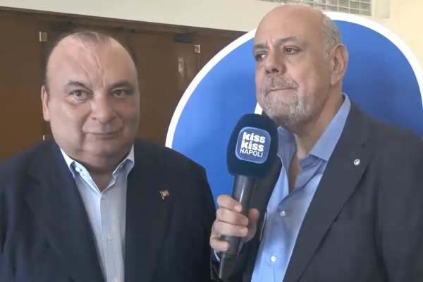 Fulvio Martusciello ricorda Berlusconi a Radio Kiss Kiss Napoli: «Aveva capito le potenzialità di Napoli». L'aneddoto su Ayala.