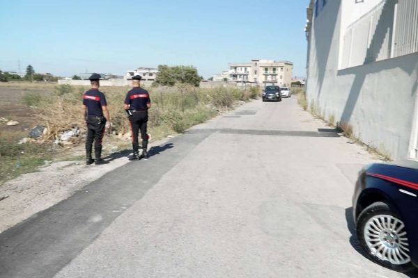 Operaio morto a Caivano, tre indagati per la morte di Salvatore Calignano. La Procura indaga sulla dinamica dell'incidente e sui soccorsi.