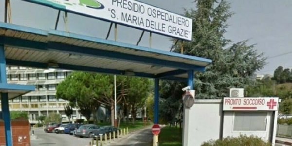 Picchia la fidanzata e la trascina per i capelli, poi la aggredisce in ospedale a Pozzuoli: arrestato 26enne per lesioni e stalking.