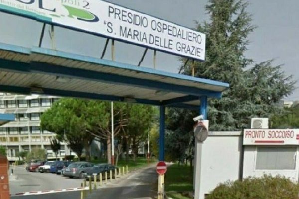Picchia la fidanzata e la trascina per i capelli, poi la aggredisce in ospedale a Pozzuoli: arrestato 26enne per lesioni e stalking.
