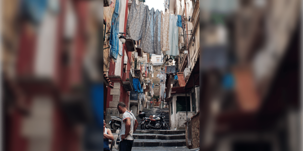 In Francia il sindaco vieta i panni stesi visibili dalla strada e ironizza: «Non siamo a Napoli». Ecco cosa prevede l'ordinanza.
