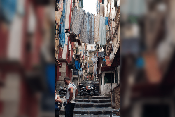In Francia il sindaco vieta i panni stesi visibili dalla strada e ironizza: «Non siamo a Napoli». Ecco cosa prevede l'ordinanza.