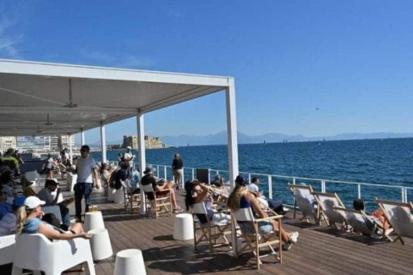 Pedane sul Lungomare di Napoli, la Soprintendenza apre al confronto per il ritorno durante l&rsquo;estate. Il nodo della balneazione.