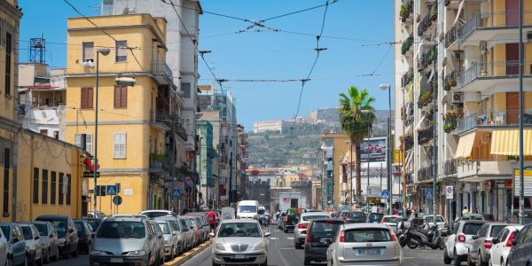 Una 18enne ha denunciato di essere stata sequestrata, drogata e violentata in un appartamento a via Bologna a Napoli. Indagini in corso.