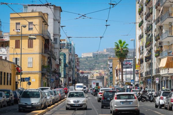 Una 18enne ha denunciato di essere stata sequestrata, drogata e violentata in un appartamento a via Bologna a Napoli. Indagini in corso.