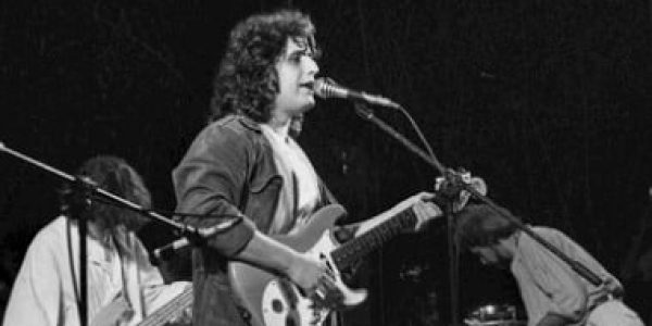 Pino Daniele, 45 anni fa lo storico concerto in piazza del Plebiscito: 200mila persone, la superband e la nascita del Neapolitan Power.