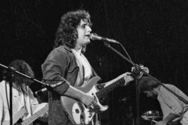 Pino Daniele, 45 anni fa lo storico concerto in piazza del Plebiscito: 200mila persone, la superband e la nascita del Neapolitan Power.
