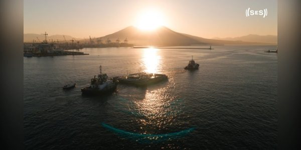 America’s Cup Napoli, sul Lungomare Caracciolo arriva un pontone di 37 metri: una nuova isola sull’acqua per vivere le regate dal mare.