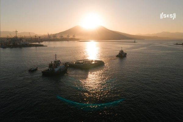 America’s Cup Napoli, sul Lungomare Caracciolo arriva un pontone di 37 metri: una nuova isola sull’acqua per vivere le regate dal mare.