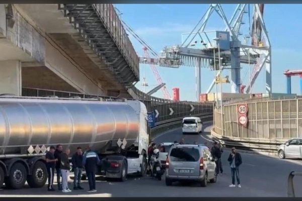 horizontal-protesta-dei-tir-arriva-al-porto-di-napoli-varco-bausan-bloccato