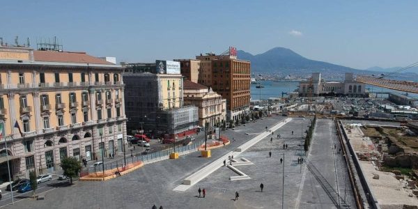Napoli, piazza Municipio verso la fine dei cantieri della metro dopo 25 anni. Ultimi lavori e modifiche ai sensi di marcia.