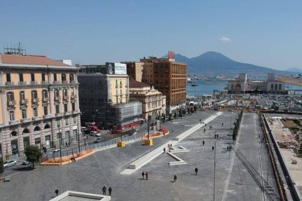 Napoli, piazza Municipio verso la fine dei cantieri della metro dopo 25 anni. Ultimi lavori e modifiche ai sensi di marcia.