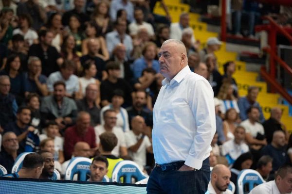 Il Napoli Basketball sfida il Tofas Bursa in EuroCup all'Alcott Arena. Repesa: «Dobbiamo avere la forza di rialzarci» dopo il ko con Milano.