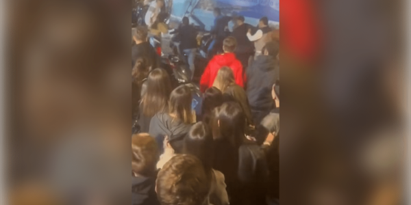 Padre aggredito al Vomero mentre difende le figlie di 12 e 16 anni: finisce a terra e viene travolto da un camion dell'Asia. È stato operato.