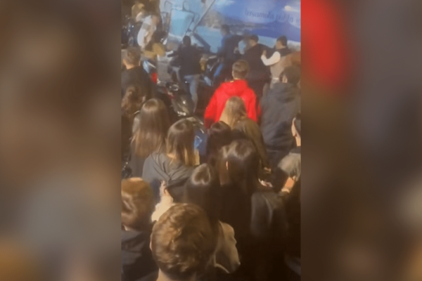 Padre aggredito al Vomero mentre difende le figlie di 12 e 16 anni: finisce a terra e viene travolto da un camion dell'Asia. È stato operato.
