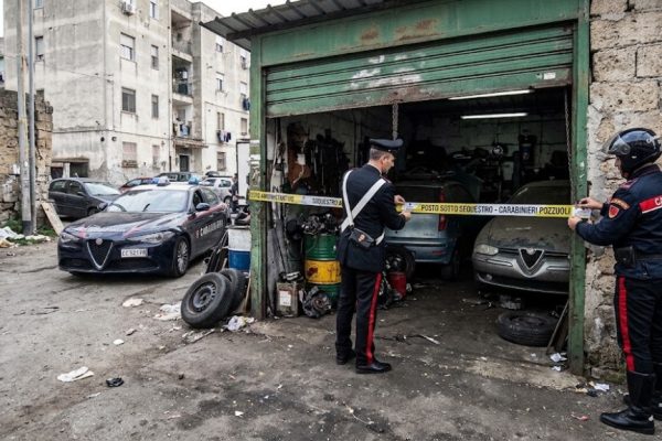 Officina abusiva sequestrata a Monterusciello, Pozzuoli: rifiuti, tracce oleose, veicoli senza assicurazione e multe per migliaia di euro.