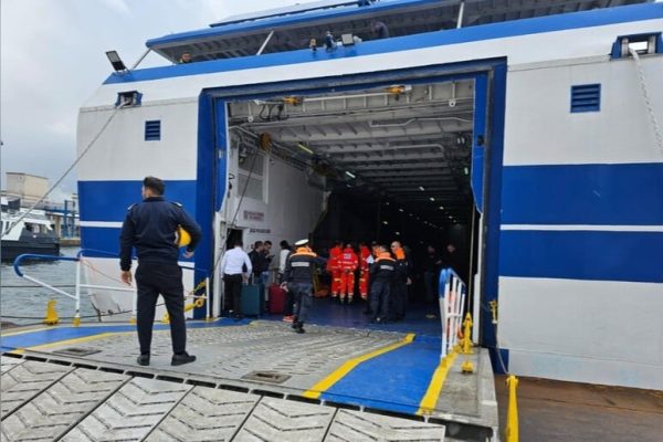 Traghetto Caremar arenato nel porto di Procida: 115 passeggeri bloccati a bordo per circa un’ora e mezza. Nave fermata dalla Capitaneria.