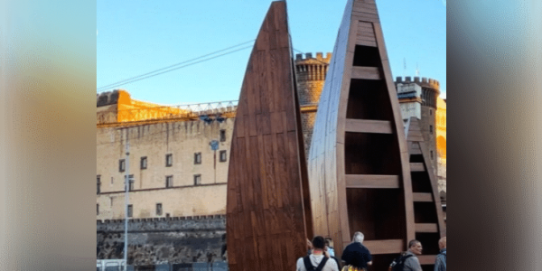 Inaugurata a Napoli Voyageur di Ibrahim Mahama: tre grandi barche in legno in piazza Municipio. L'opera resterà fino al 18 novembre.