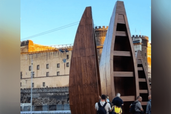 Inaugurata a Napoli Voyageur di Ibrahim Mahama: tre grandi barche in legno in piazza Municipio. L'opera resterà fino al 18 novembre.
