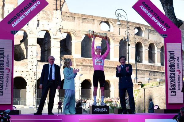 Roma, 26/05/2024 – Il Presidente del Consiglio, Giorgia Meloni, premia il vincitore del Giro d’Italia, Tadej Pogacar.
