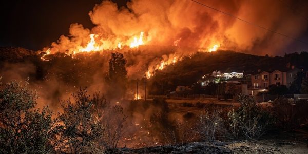 Incendio a Fisciano, fiamme si espandono da Pizzolano verso Vignadonica, vicino ad abitazioni e strutture ricettive.