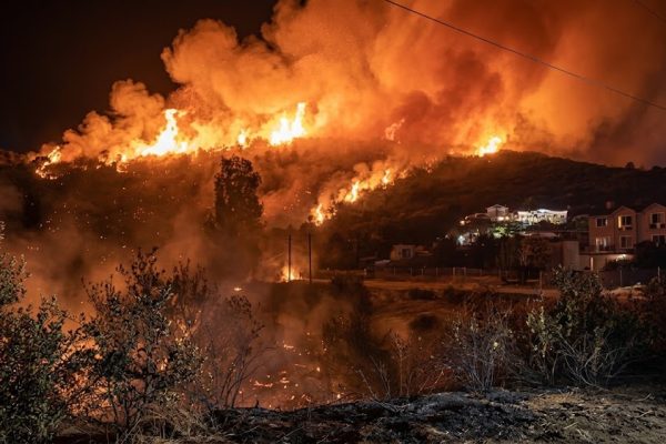 Incendio a Fisciano, fiamme si espandono da Pizzolano verso Vignadonica, vicino ad abitazioni e strutture ricettive.