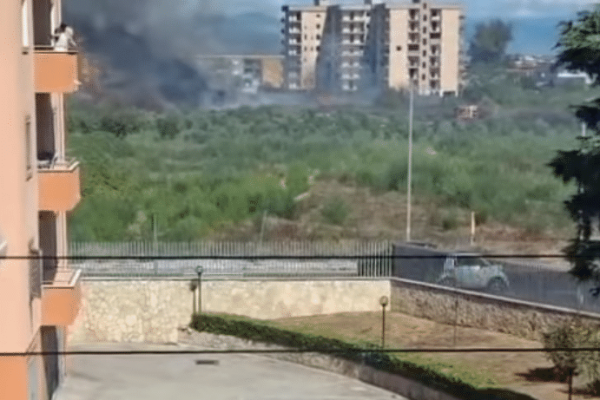 Incendio a Giugliano, rogo segnalato in via Selva Piccola nella zona di Casacelle. Colonna di fumo visibile a distanza.