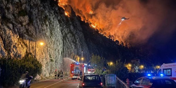 Incendio nella notte a Positano, nella zona di San Pietro: il rogo provoca una frana e la chiusura della Statale Amalfitana al km 16,300.