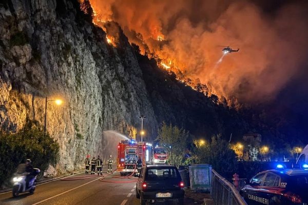 Incendio nella notte a Positano, nella zona di San Pietro: il rogo provoca una frana e la chiusura della Statale Amalfitana al km 16,300.
