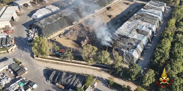 Incendio a Taverna del Re, fiamme sotto controllo dopo il rogo di domenica. Arpac monitora l’aria e stop precauzionale ai raccolti.