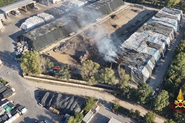 Incendio a Taverna del Re, fiamme sotto controllo dopo il rogo di domenica. Arpac monitora l’aria e stop precauzionale ai raccolti.