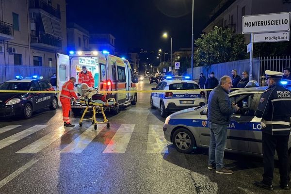 Grave incidente a Monterusciello: pedone investito sulle strisce in via Reginelle e trasportato in ospedale. Condizioni gravi.
