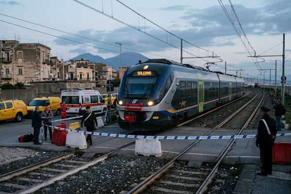 Incidente treno Portici: un uomo &egrave; stato investito e ucciso da un treno. Dalle 14:15 ripresa graduale della circolazione sulla Napoli-Salerno.