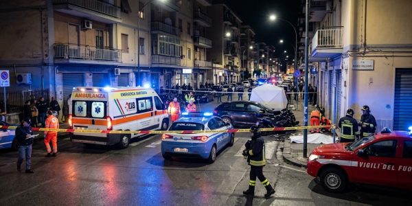 Incidente mortale in via Mario Palermo: un ciclista indiano di 27 anni è morto dopo lo scontro con un'auto. Indagini della Polizia Locale.