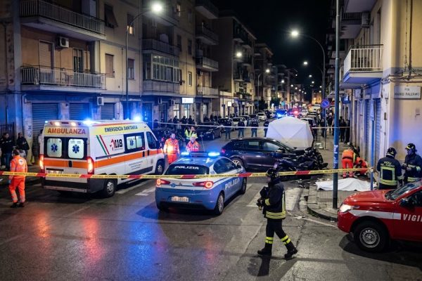 Incidente mortale in via Mario Palermo: un ciclista indiano di 27 anni è morto dopo lo scontro con un'auto. Indagini della Polizia Locale.