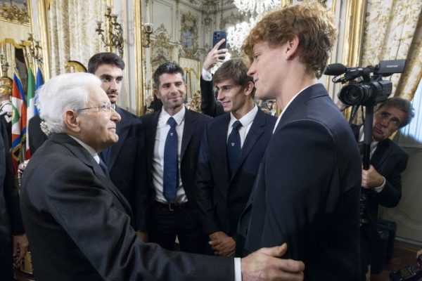 Il Presidente Sergio Mattarella con Jannik Sinner, in occasione dell’incontro con la Nazionale italiana maschile di Tennis vincitrice della Coppa Davis 2023