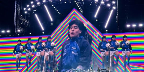Jovanotti omaggia Maradona al concerto di Napoli: ad Agnano la band suona “Live Is Life” e il pubblico canta per Diego.