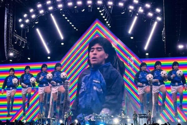 Jovanotti omaggia Maradona al concerto di Napoli: ad Agnano la band suona “Live Is Life” e il pubblico canta per Diego.