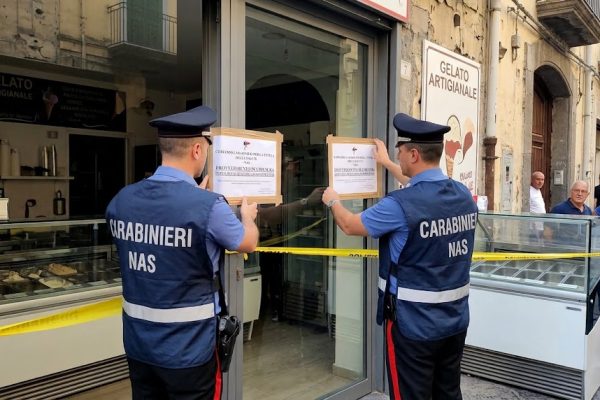 Blitz dei Nas in un laboratorio di gelateria nel Napoletano: trovati muffa, cibo scaduto, ghiaccio e ruggine nei freezer. Scatta la chiusura.