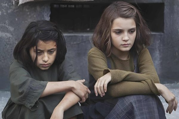 L’amica geniale arriva oggi su Netflix con tutte e quattro le stagioni. La storia di Lenù e Lila, i romanzi di Elena Ferrante e le curiosità.