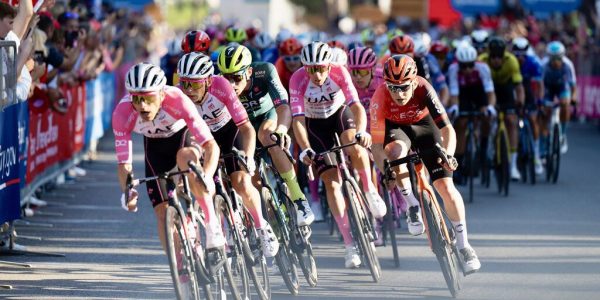 Roma, 26/05/2024 – I ciclisti in volata verso il traguardo finale nella suggestiva cornice dei Fori imperiali.