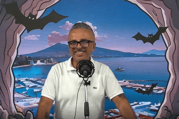 Manganiello racconta in diretta una storia surreale: funghi inesistenti, un malore e il mistero della lavanda gastrica.