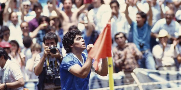 Venduto all'asta il pallone usato da Maradona per la Mano de Dios e il Gol del secolo: il cimelio è stato pagato 3,35 milioni di dollari.