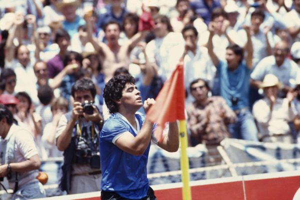 Venduto all'asta il pallone usato da Maradona per la Mano de Dios e il Gol del secolo: il cimelio è stato pagato 3,35 milioni di dollari.