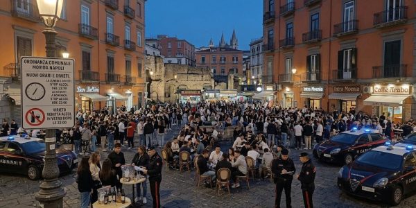 Movida Napoli, nuove regole dal 16 ottobre al 16 novembre 2026: stop agli alcolici da asporto dopo mezzanotte e nuovi orari di chiusura.