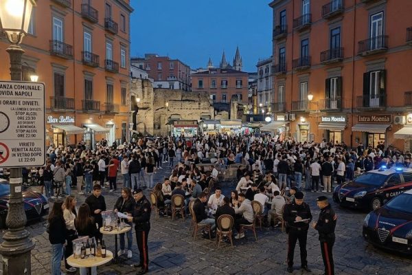 Movida Napoli, nuove regole dal 16 ottobre al 16 novembre 2026: stop agli alcolici da asporto dopo mezzanotte e nuovi orari di chiusura.