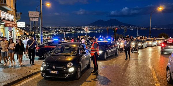 Movida a Posillipo, controlli straordinari in via Petrarca: identificate 46 persone e verificati 30 veicoli.