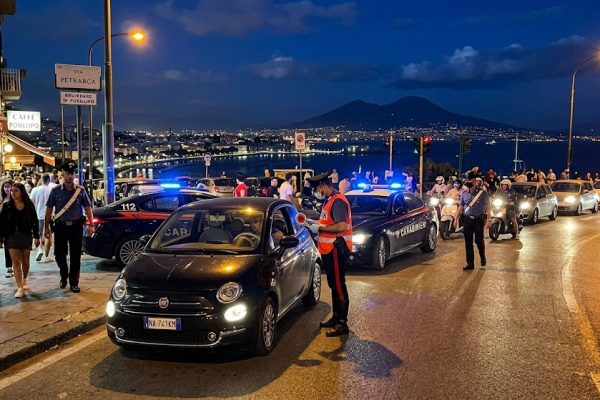 Movida a Posillipo, controlli straordinari in via Petrarca: identificate 46 persone e verificati 30 veicoli.