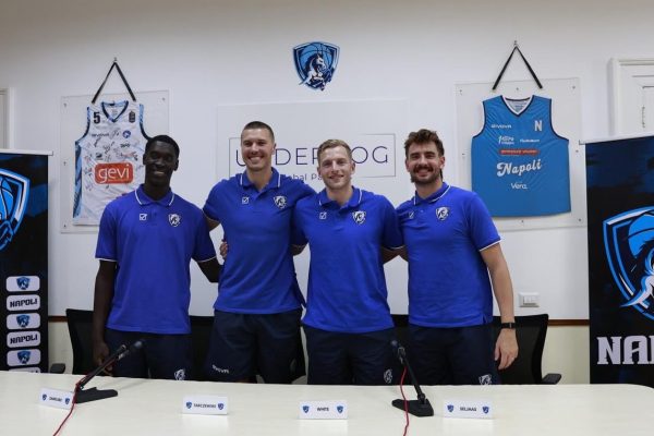 Napoli Basketball, presentati i nuovi acquisti Sankare, Seljaas, Tarczewski e White. Le parole dei quattro giocatori e di coach Repesa.