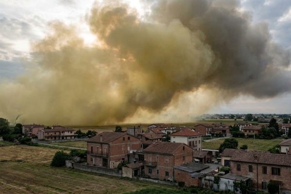 Odore acre nell&rsquo;Agro Aversano, diverse segnalazioni dai cittadini. Individuata una fuoriuscita da un silos PPG a Caivano.